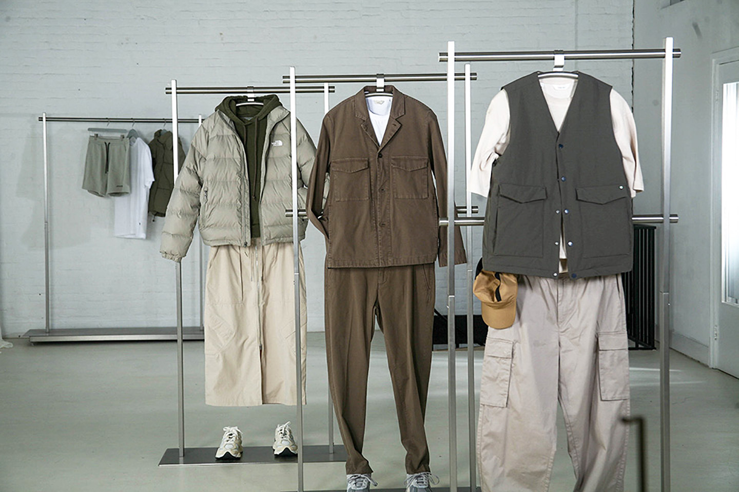 set presenter contemporary 4-sets