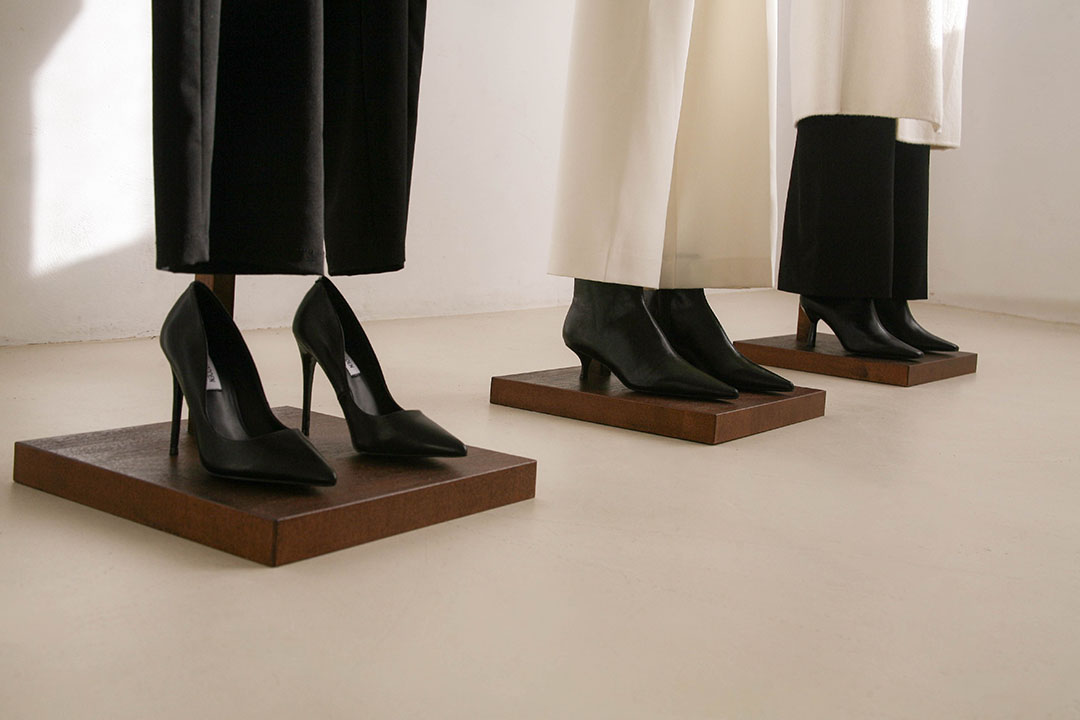 set presenter luxury shoes display